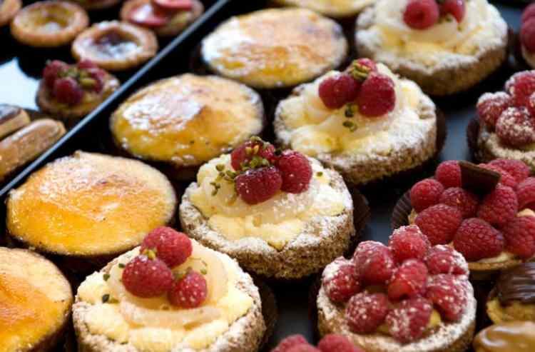 <p><strong>4- Kırmızı et ve ağır prteinler:</strong> Sindirimi uzun sürdüğü için mideyi meşgul eder, uykuya geçişi geciktirir.</p>

<p><strong>5- Şekerli tatlılar: </strong>Glikoz dalgalanması insülin artışına neden olur, gece hipoglisemiye yol açarak uyanmalara sebep olur.</p>
