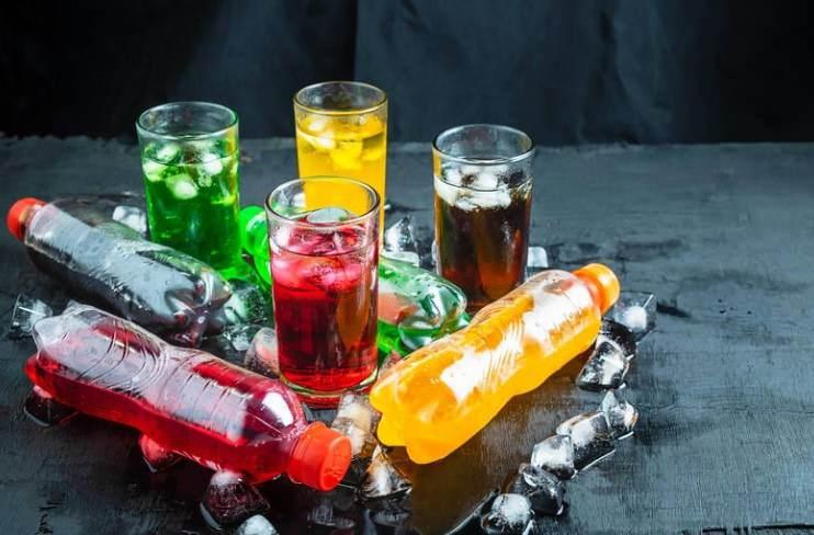 <p><strong>6- Gazlı içecekler: </strong>Kafein, şeker ve asidik içerikleriyle hem mideyi rahatsız eder hem sinir sstemini uyarır. </p>

<p><strong>7- Yeşil çay ve matcha: </strong>Antioksidan zenginidir ama yüksek kafein içerikleriyle akşam saatlerinde uykuyu kaçırır.</p>
