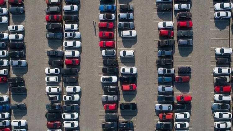 <p>Yeni düzenleme, mevcut yüzde 10'luk taban gümrük vergisine ek olarak tüm araç segmentlerinde ilave mali yükümlülükler getiriyor.</p>
