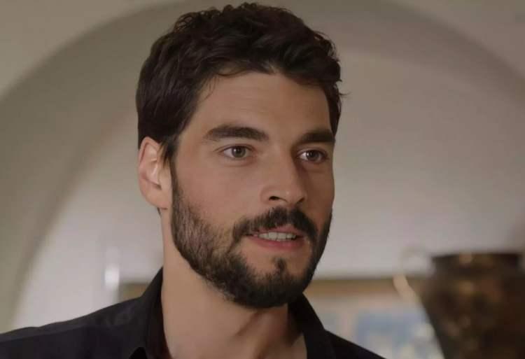 <p>Oyuncular Sendikası, yapay zekâ teknolojisiyle tamamen dijital olarak üretileceği bildirilen “Tesseract” projesine dair kapsamlı bir duyuru yayımladı. Açıklamada, Akın Akınözü ve Özcan Deniz’in sesleri ile görüntülerinin projede kullanılmasının, oyunculuk mesleğinin geleceğine yönelik ciddi tehlikeler barındırdığı vurgulanmıştı.</p>

<p> </p>
