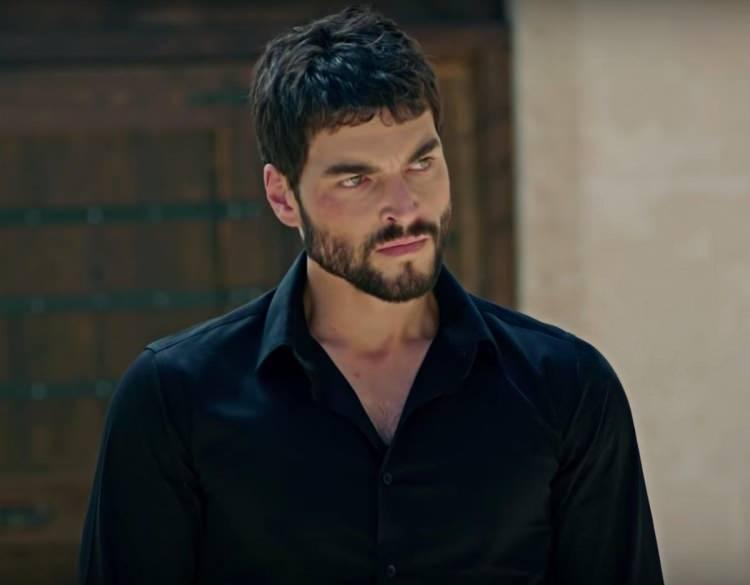 <p><em><strong>"İçinde yer almaktan büyük heyecan duyduğum ve tüm süreçlerinde aktif olarak bulunduğum Tesseract projesinin, Oyuncu Sendikası tarafından yapılan bir duyuruyla hedef alınmasını şaşkınlık ve üzüntüyle karşıladım. Projenin yaratıcısı ve liseden arkadaşım Erim Şişman gerekli etik ve teknik açıklamayı paylaşmış olsa da, Sendika'nın kendi 'misyonu' ile çelişen bu yaklaşımı karşısında ben de bir sitemde bulunma ihtiyacı hissettim.</strong></em></p>

<p> </p>
