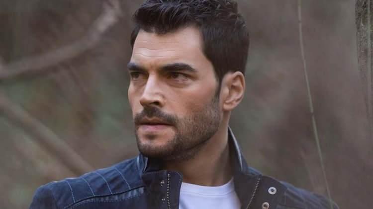 <p><span style="color:#B22222"><strong>"VAY HALİMİZE"</strong></span></p>

<p><strong><em>Daha da üzücü olan, hâlihazırda devam eden dizimin setinde tüm odağımı işime vermem gerekirken bu açıklamaya cevap hazırlamak zorunda bırakılmamdır. İronik olan ise; mesleki huzurumu koruması gereken sendikanın tam tersine, bu huzuru bozarak beni işimi yapamaz hâle getiren taraf olmasıdır. Haklarımızı savunmak için kurulmuş olması gereken bir sendikanın; yapay zeka, üretim biçimi ve projede yer alan oyunculara dair oluşturduğu bu algı, bir oyuncu olarak yalnızca “vay halimize” dememe neden oluyor. Bu süreçte kişisel ve mesleki itibarımın zedelenmesi nedeniyle, hakkımı hukuki yollarla arayacağımı kamuoyunun bilgisine saygıyla sunarım.</em></strong></p>

<p> </p>
