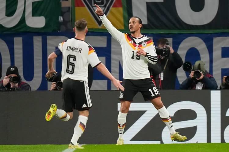 <p>Sportschau: "Lüksemburg maçındaki dönüşü iki gol pasıyla zaten başarılıydı ve Slovakya'ya karşı attığı iki golle Galatasaraylı oyuncu, Alman Milli Takımı'na dönüşünü altın madalyayla taçlandırdı. Her iki gol de Sane'nin olağanüstü kalitesini gözler önüne serdi: 3-0'lık golde uzun bir topu ustalıkla kontrol edip ikinci dokunuşuyla golü atarken, 4-0'lık gole ise teknik açıdan muhteşem bir sol ayak vuruşuyla topu voleyle yakın köşeye gönderdi. Lüksemburg'da olduğu gibi pasör olarak parladı ve 6-0'lık golün temelini akıllıca bir topuk pasıyla attı."</p>
