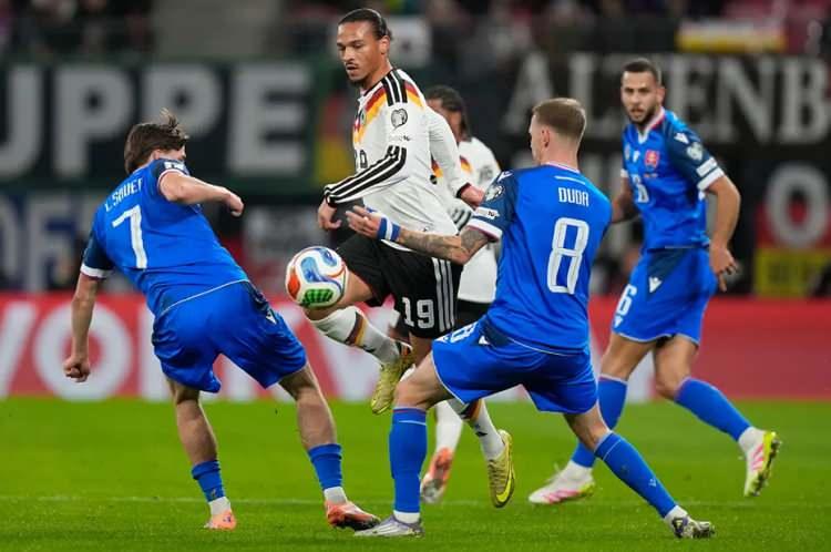 <p>Express: "İlk dakikadan itibaren sağ kanatta sürekli golü hedefledi. Milli takıma geri dönen oyuncu, futbola karşı coşkuyla doluydu. 5 dakika içinde attığı iki golle tüm eleştirmenlere hak ettiği cevabı verdi. Ardından topuk pasıyla da skoru 6-0'a getirdi."</p>
