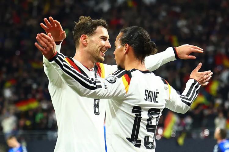 <p>Sport: "Son birkaç günün en büyük kazananı imajını bir başka muhteşem performansla pekiştirdi. Sürekli olarak açık alana akıllıca koşular yaptı ve özellikle hücumda rakibini tamamen alt etti. Devre arasından önce iki gol attı ve daha sonra performansını topuk pasıyla taçlandırdı."</p>
