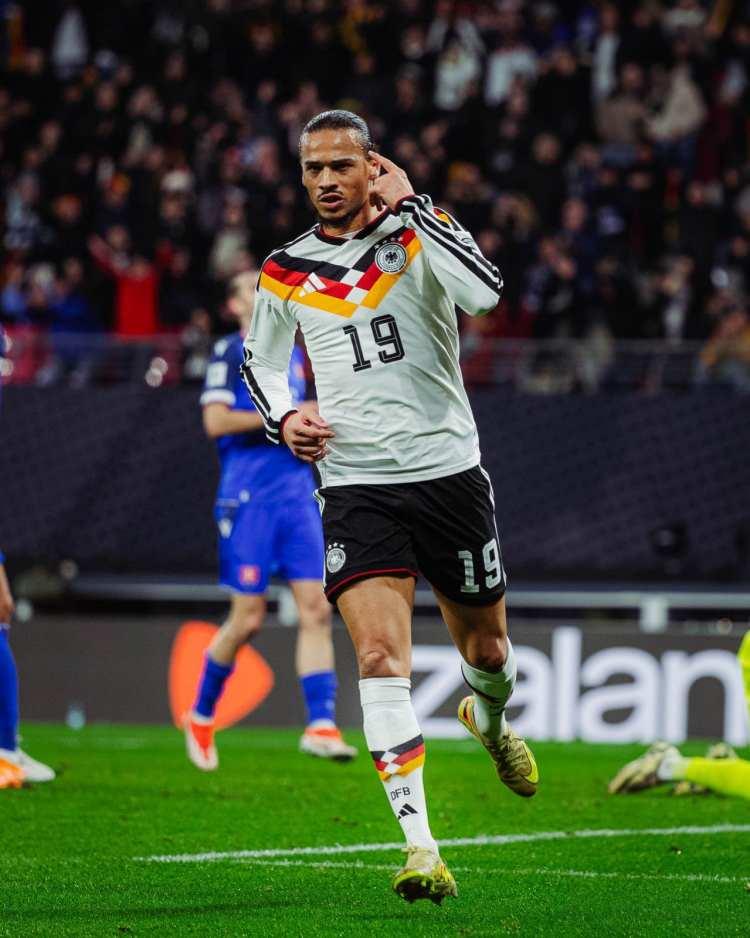 <p>Stuttgarter Nachrichten: "Leroy Sane iki golle parladı. Sağ kanatta defalarca paslaştı. İyi bir taktiksel hamleydi. Leroy Sane, boşluğu değerlendirdi ve etkilemeye devam etti. İki gol atarak skoru 3-0 ve 4-0'a getirdi (36./41. dakikalar). Kolay görünüyordu. Bu formda, forvet oyuncusu gerçek bir avantaj."</p>
