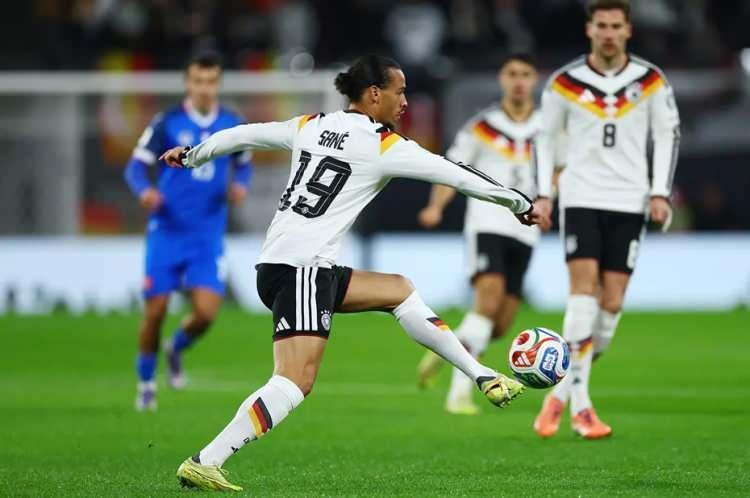 <p>Öte yandan Galatasaray da sosyal medya hesabından yaptığı paylaşımla Leroy Sane'yi kutladı.<br />
<br />
Sarı kırmızılıların açıklamasında "2026 Dünya Kupası Avrupa Elemeleri A Grubu son maçında Almanya’nın, Slovakya’yı 6-0 yendiği mücadelede iki gol, bir asiste imza atan Leroy Sane’yi ve Dünya Kupası’na katılmaya hak kazanan ülkesi Almanya’yı kutluyoruz." ifadelerine yer verildi.</p>
