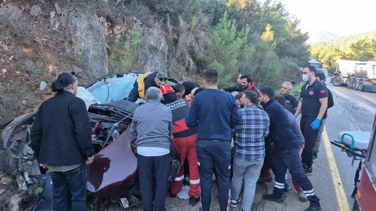 <p><strong><span style="color:rgb(178, 34, 34)">OTOMOBİLDE SIKIŞAN ŞAHIS ARAÇTAN ÇIKARILDI</span></strong></p>

<p>İhbarla bölgeye sağlık, itfaiye ve polis sevk edildi. </p>
