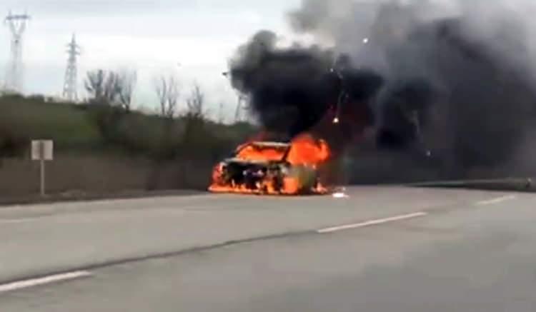 <p>Edirne'de seyir halindeyken alev alev yanan otomobil, hurdaya döndü. Araç sürücüsü ise kendisini son anda dışarıya attı.</p>

<p> </p>
