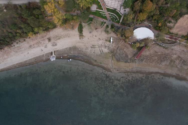 <p><span class="cf0">Demirci'nin kendi sosyal medya hesabı </span><span class="cf1">üzerinden payla</span><span class="cf0">ştığı ve kısa s</span><span class="cf1">ürede viral olan görüntülerin ard</span><span class="cf0">ından, g</span><span class="cf1">ölde olu</span><span class="cf0">şan hareketlilik merak uyandırdı.</span></p>
