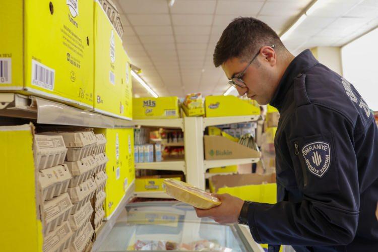 <p>Bakanlık,<em><strong> 'Sağlığı Tehlikeye Düşürecek Gıdalar' ile 'Taklit ve Tağşiş Yapılan Gıdalar'</strong></em> adı bir uygulama başlatmıştı.</p>
