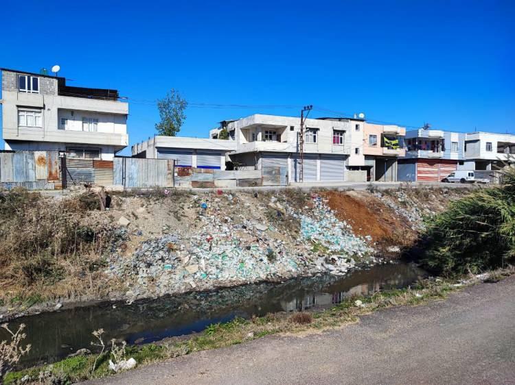 <p><strong><span style="color:rgb(178, 34, 34)">“SİNEKLERDEN YATAMIYORUZ”</span></strong></p>

<p>Derenin hemen yanı başında evi olan Ayşe Yeşil de<strong> "Sineklerden yatamıyoruz. Sinek, fare, yılan ne ararsanız burada var. Şu an bile sinek var. Evin içerisinde yatamıyoruz. Çok pis koku var. Kaç defa şikayet ettik ama bir şey yapılmadı" </strong>ifadelerini kullandı.</p>
