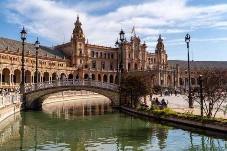 <p><strong><span style="color:#B22222">25)  İSPANYA</span>  |  YÜZDE 45.4</strong></p>
