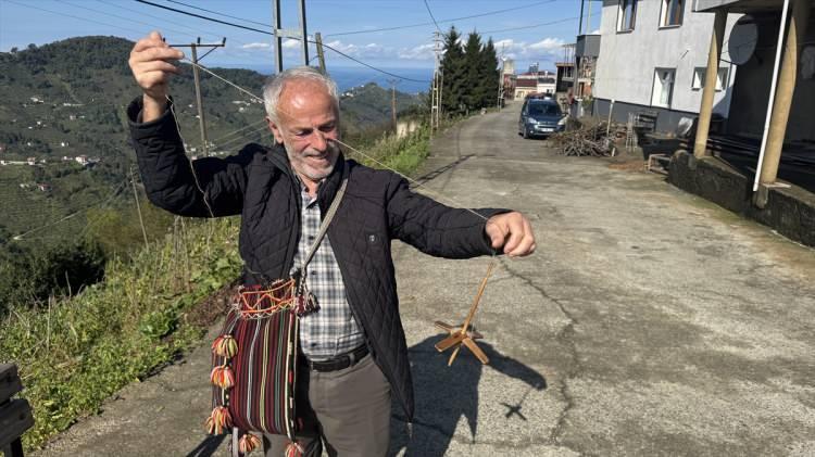 <p><span style="color:#A52A2A"><strong>"KEÇİ KILINDAN YAPIYORUM"</strong></span></p>

<p> </p>

<p>Çobanlardan temin ettiği keçi kılını eğirerek ipe çevirdiğini, sonra da yumak yaparak örmeye başladığını belirten Sağlam, <strong>"Koyun yününden de oluyor ama ben keçi kılından yapıyorum. Keçi kılından çorabı kışın karda ayağını soğuk suya sokarak giy üşümezsin, ayağın ateş gibi olur. Yazın giyersen ayağın serin olur. Çok rahattır."</strong> diye konuştu.</p>
