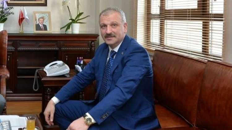 <p>Kaya'nın bu sözleri üzerine Cumhurbaşkanı Başdanışmanı <strong>Oktay Saral</strong> tepki gösterdi. Saral,<em><strong> <span style="color:#800080">"Bu şarlatan ebleh komedyene dinimizle ve peygamberlerimizle istihza edilmeyeceğini yetkili mercilerin hatırlatmasında fayda olduğunu düşünüyorum"</span></strong></em> diyerek, Hasan Can Kaya'nın uyarılmasını rica etmişti.</p>
