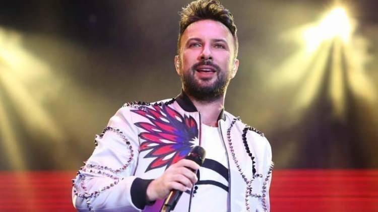 <p>Yaşanan bu durum sonrası ünlü şarkıcı Sinan Akçıl Tarkan'ın konser biletlerine yoğun ilgi gösterilmesine dikkat çeken bir yorumda bulundu. </p>
