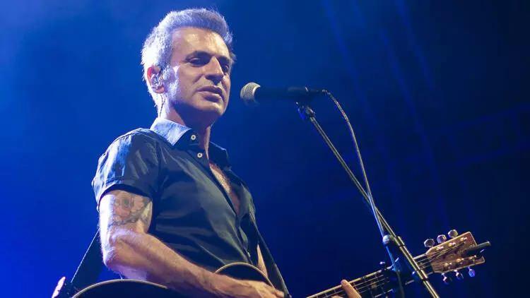 <p>Ge&ccedil;tiğimiz haftalarda g&uuml;ndem olan <span style="color:#800080"><em><strong>"Oyunculuk kutsal bir meslek mi?"&nbsp;</strong></em></span>tartışması, bu kez de m&uuml;zik d&uuml;nyasına sı&ccedil;radı.</p>
