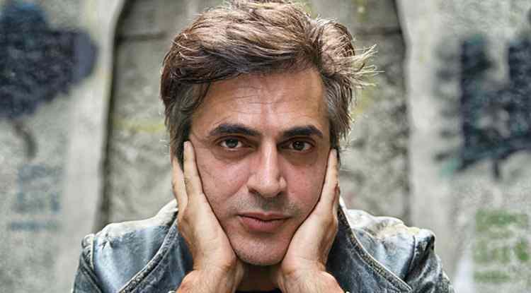 <p><strong><span style="color:#800080"><em>"M&uuml;zisyenlik kutsal mı?"</em></span>&nbsp;</strong>sorusuna ilk yanıt, &uuml;nl&uuml; rock yıldızı&nbsp;<strong>Teoman'</strong>dan geldi.</p>
