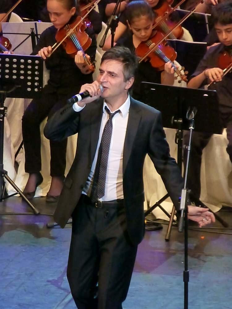 <p><span style="color:#800080"><strong>"ŞARKICILIK KUTSAL DEĞİL; ALTI &Uuml;ST&Uuml; ŞARKICIYIZ"</strong></span></p>
