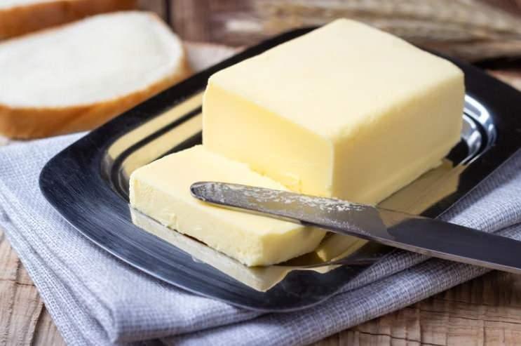 <p>Mutfakların en temel yiyeceklerinden biri olan tereyağ son günlerde doğru saklama koşullarıyla internette tartışma konusu haline geldi. Gıda uzmanları tereyağının buzdolabında saklanmamasına dikkat çekti.</p>

<p> </p>
