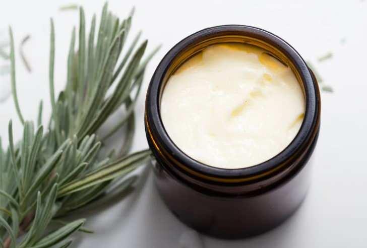 <p><span style="color:#000000"><strong>BUZDOLABINDA SAKLAMAYIN UYARISI</strong></span></p>

<p>Uzmanlar, tereyağının doğru koşullarda saklandığında oda sıcaklığında bile bozulmadan kalabildiğini vurguluyor. Kapalı bir kap içinde, tezgâh üzerinde tutulmasının yeterli olduğunu belirten uzmanlar, bu şekilde saklanan tereyağının sağlık açısından bir risk taşımadığını ifade ediyor.</p>

<p> </p>
