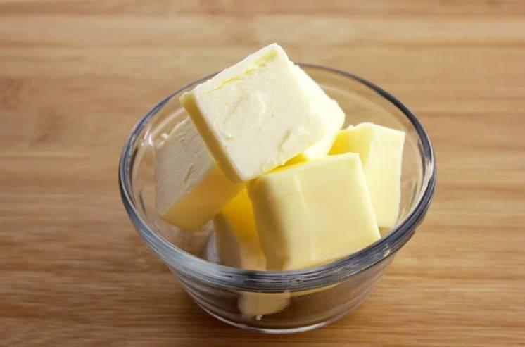 <p>Tereyağını buzdolabında saklandığında bazı olumsuzlukları beraberinde getiriyor.  Uzmanlar, soğukta dokusu bozulup kristalleşme görülebildiğine dikkat çekiyor. </p>
