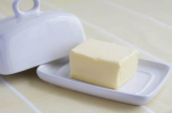 <p><span style="color:#000000"><strong>BAKTERİ ÜREMESİNE YOL AÇABİLİR</strong></span></p>

<p>Uzmanlar, tereyağını yalnızca orijinal kağıt ambalajında bekletmenin bakteri üremesine yol açabileceğini hatırlatıyor. Bu nedenle mutlaka kapaklı bir tereyağı kabında saklanması öneriliyor. Tezgâhta tutarken güneş gören noktalar veya fırın yakınları da kesinlikle tercih edilmemeli.</p>
