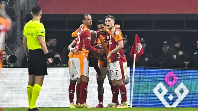 <p><strong>Galatasaray'ın 82. dakikada penaltı beklediği pozisyonda devam kararı doğru mu?</strong><br />
<br />
Deniz Çoban: Karar doğru ama hakemin beden dili yanlış. Bir oyuncunun bilerek oynadığı top eline gelirse ihlal değildir. Üst baldırıyla bilerek oynuyor ama hakem öyle bir işaret yapıyor ki "Dizden sekip ele geliyor" diyor. Eğer sekip geliyorsa zaten penaltı, beden dilini yanlış kullanıyor.<br />
<br />
Bahattin Duran: Devam kararı benim için de doğru.<br />
<br />
Bülent Yıldırım: Burada diziyle oynuyor. Bilerek oynadıktan sonra ele geldiği için devam kararı doğru ancak hakemin beden dili riskli. Sekme gibi anlatıyor.</p>
