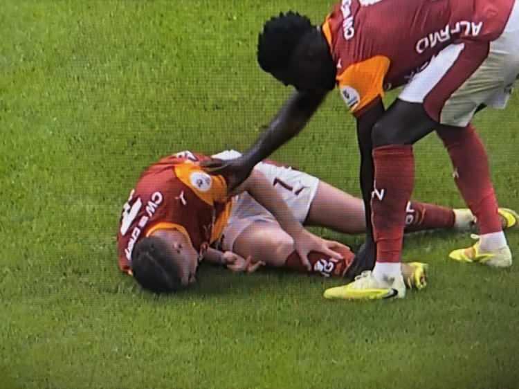 <p><strong>63. dakikada Sallai'ye yapılan hareket kırmızı kart gerektirir mi?</strong><br />
<br />
<br />
Bahattin Duran: Bu pozisyon benim için çok net kırmızı kart. Topla oynamış olsa bile karşısındaki Galatasaraylı futbolcuyu fark etmeme durumu yok. Bu oyuncunun kendini sakınacak vakti vardı bence.<br />
<br />
Bülent Yıldırım: Benim için de UEFA kriterlerine göre de net kırmızı kart.<br />
<br />
Deniz Çoban: Hocam böyle bir şey var mı! Sallai burada çok şanslıymış, sedyeyle gidebilirdi.</p>
