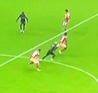 <p><strong>86. dakikada Onyekuru'nun ofsayt gerekçesiyle kesilen pozisyonu</strong><br />
<br />
Bahattin Duran: Bence maçtaki en büyük 2 hatadan biri. Yardımcı hakem ofsayt bayrağı kaldırmış. Bence ofsayt yok. Onyekuru topu alacak, kaleciyle karşı karşıya. Burada yardımcı hakemin pozisyon tamamlanınca bayrak kaldırması gerekirdi. Yardımcı hakem için erken kalkmış bir bayrak ki ben pozisyonun ofsayt olmadığını düşünüyorum. İkincisi hakem de faul çalıyor, sonra daha büyük bir yanlış da yardımcı hakemi gösteriyor ofsayt diye. Hangisi? Faul mü, ofsayt mı? Oyun kurallarına göre faulse faul vereceksiniz, ofsayt veremezsiniz zaten.<br />
<br />
Deniz Çoban: Söylediğiniz her şeye katılıyorum. Yönetim anlamında büyük sıkıntı ama buradaki asıl problem niye faulü çaldıktan sonra ofsayta dönüyor? Kendi çaldığı faule mi güvenmiyor da ofsayta dönüyor.<br />
<br />
Bülent Yıldırım: 3-2 devam eden bir maçta, ofsayt olup olmadığı belli olmayan bir pozisyonda yardımcı hakem pozisyonun bitmesini beklemek zorundaydı, birebir gidiyordu Onyekuru. Bu dakika, maçtaki en sıkıntılı dakikalardan bir tanesi süreç yönetimi adına. Ekip olarak baştan sona yanlış.<br />
 </p>
