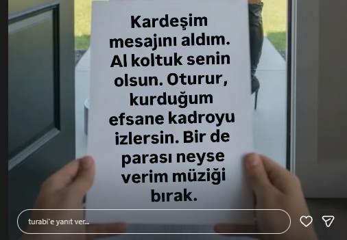 <p><strong><em><span style="color:#800080">"Kardeşim mesajını aldım. Al koltuk senin olsun. Oturur, kurduğum kadroyu izlersin. Bir de parası neyse verim müziği bırak."</span></em></strong></p>
