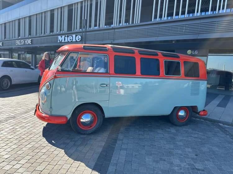 <p><span style="color:#FF0000"><strong>"40 YIL &Ouml;NCE SATIN ALDIK"</strong></span></p>

<p><strong>1966 model bu aracı 40 yıl &ouml;nce alırken &ccedil;ok zorlandığını dile getiren S&ouml;nmez, ş&ouml;yle konuştu:</strong></p>

<p><strong>"40 yıl &ouml;nce H&uuml;rriyet Mahallesi'nde g&ouml;rd&uuml;k, &ccedil;ok bakımsızdı. Sahibini bulduk satmadı. S&uuml;rekli almayı istedik, g&ouml;r&uuml;şt&uuml;k ama bizi hep 'yenge satmıyor' diye geri &ccedil;evirdi. Bir g&uuml;n karar verdik farklı yaklaşmak &uuml;zere plan yaptık. Yoksul gibi giyindik. Dağ k&ouml;ylerinden yumurta toplayıp şehirde satacağız, iş yapacağız ekmek parası i&ccedil;in satın dedik. Bu sefer yenge 'tamam, &ccedil;ocuk iş yapacak madem satalım' dedi. Bug&uuml;n&uuml;n parasıyla 55 bin liraya aldık ama &ccedil;ok bakımsızdı."</strong></p>
