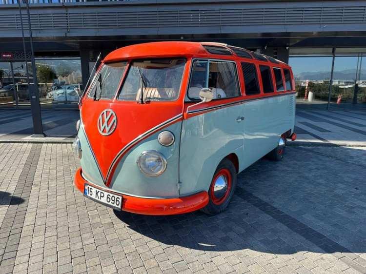 <p><span style="color:#FF0000"><strong>"T&Uuml;RKİYE'DE TEK!"</strong></span></p>

<p><strong>Benzinli motora sahip Samba'yı bug&uuml;ne kadar 3 kez toplattıklarını anlatan S&ouml;nmez, aracın &ouml;zel olduğuna dikkat &ccedil;ekerek "21 camlı ve &uuml;ste a&ccedil;ılıyor. D&uuml;nyada &ccedil;ok az &uuml;retilmiş zamanında ve şu anda nadir bulunuyor. T&uuml;rkiye'de ise tek, sadece bende var" diye konuştu.</strong></p>
