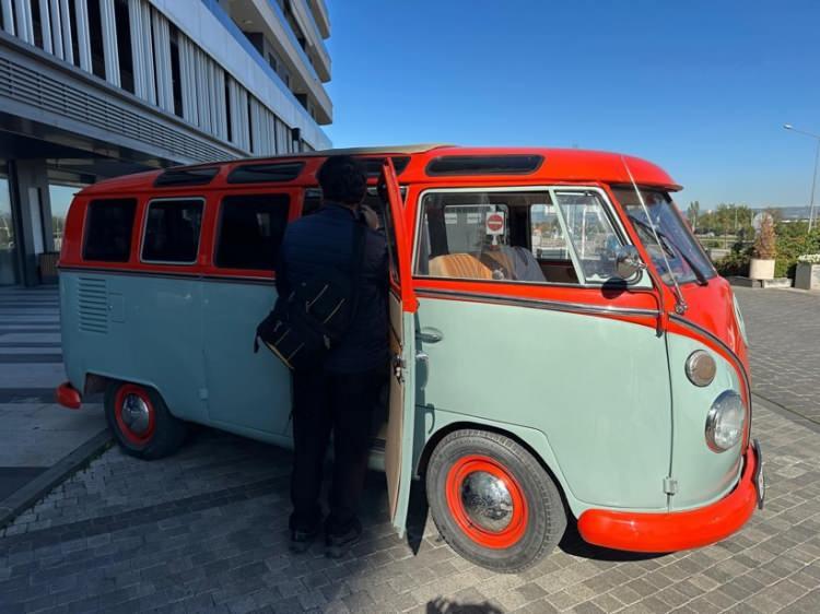 <p><span style="color:#FF0000"><strong>YURT DIŞINDA 120 BİN EUROYA KADAR ALICI BULUYOR</strong></span></p>

<p><strong>Yurt dışında bu modelin &ccedil;ok y&uuml;ksek fiyatlara satıldığını s&ouml;yleyen S&ouml;nmez, şu ifadeleri kullandı:</strong></p>

<p><strong>"T&uuml;rk parasıyla 5 milyon lirayı ge&ccedil;iyor. Bel&ccedil;ika'da 120 bin avro civarında. Bunu T&uuml;rkiye'de Volkswagen etkinliklerinde bile g&ouml;remezsiniz. Orijinal 21 camlı yok piyasada. İsvi&ccedil;re'de Almanya'da doğ gezisi yaparken bununla g&ouml;rememişler ara&ccedil; i&ccedil;inden yukarıyı. 21 camlı o y&uuml;zden yapmışlar. Alpler'i rahat g&ouml;rs&uuml;nler diye yapılmış ve &uuml;zeri a&ccedil;ılmış. Bir yıl &uuml;retilmiş zamanında, en az &uuml;retilen modellerden biri."&nbsp;</strong></p>
