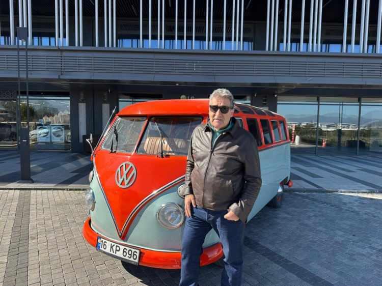 <p><span style="color:#FF0000"><strong>"G&Ouml;RENLER HAYRANLIKLA BAKIYOR"</strong></span></p>

<p><strong>Arabasını &ccedil;ok sevdiğini de s&ouml;zlerine ekleyen S&ouml;nmez, "G&ouml;renler hayranlıkla bakıyor, izliyor. Trafikte giderken s&uuml;r&uuml;c&uuml;ler &ouml;n&uuml;ne değil bizim araca bakıyor. Seviyorum bu aracımı. Kullanması, motor sesi, klasik yapısıyla farklı benim i&ccedil;in" dedi.</strong></p>
