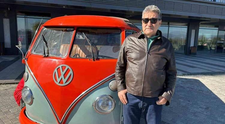 <p><span style="color:#B22222"><em><strong>D&uuml;nyada &ccedil;ok nadir bulunan 1966 model 21 camlı Volkswagen Samba&rsquo;yı 40 yıl &ouml;nce satın alan Tuncay S&ouml;nmez isimli vatandaş, T&uuml;rkiye'de tek olduğunu belirttiği aracına g&ouml;z&uuml; gibi bakıyor. Yurt dışında dudak u&ccedil;uklatan fiyatlara satılan ara&ccedil;, dikkat &ccedil;eken &ouml;zellikleriyle &ouml;n plana &ccedil;ıkıyor.</strong></em></span></p>
