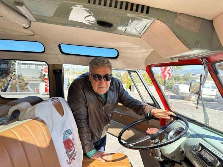 <p><strong>Klasik otomobil tutkusuyla adından s&ouml;z ettiren Tuncay S&ouml;nmez isimli bir vatandaşın 40 yıl &ouml;nce satın aldığı 1966 model arabası, ilgi odağı haline geldi. D&uuml;nyada nadir bulunan ve T&uuml;rkiye'de tek olduğu bilinen 21 camlı Volkswagen Samba'ya g&ouml;z&uuml; gibi bakan S&ouml;nmez, aracına g&ouml;z&uuml; gibi bakıyor.</strong></p>
