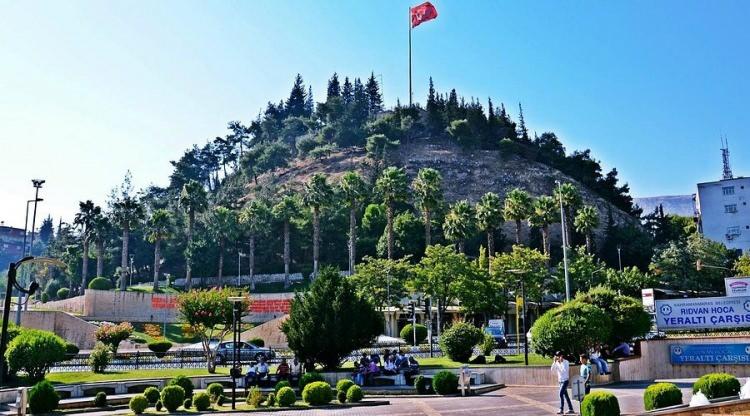 <p><span style="color:#B22222"><strong>KAHRAMANMARAŞ</strong></span></p>

<p><strong>Kadınlarda ortalama yaşam s&uuml;resi: 81,3</strong></p>

<p><strong>Erkeklerde ortalama yaşam s&uuml;resi: 76,6</strong></p>

<p><strong>Ortalama: 78,9</strong></p>

<p><span style="color:#B22222"><strong>MARDİN</strong></span></p>

<p><strong>Kadınlarda ortalama yaşam s&uuml;resi: 81,8</strong></p>

<p><strong>Erkeklerde ortalama yaşam s&uuml;resi: 76,7</strong></p>

<p><strong>Ortalama: 79,3</strong></p>
