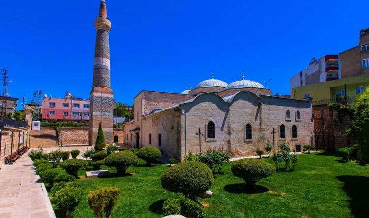 <p><span style="color:#B22222"><strong>SİİRT</strong></span></p>

<p><strong>Kadınlarda ortalama yaşam s&uuml;resi: 81,6</strong></p>

<p><strong>Erkeklerde ortalama yaşam s&uuml;resi: 74,7</strong></p>

<p><strong>Ortalama: 78,0</strong></p>

<p><span style="color:#B22222"><strong>SİNOP</strong></span></p>

<p><strong>Kadınlarda ortalama yaşam s&uuml;resi: 81,8</strong></p>

<p><strong>Erkeklerde ortalama yaşam s&uuml;resi: 75,7</strong></p>

<p><strong>Ortalama: 78,6</strong></p>
