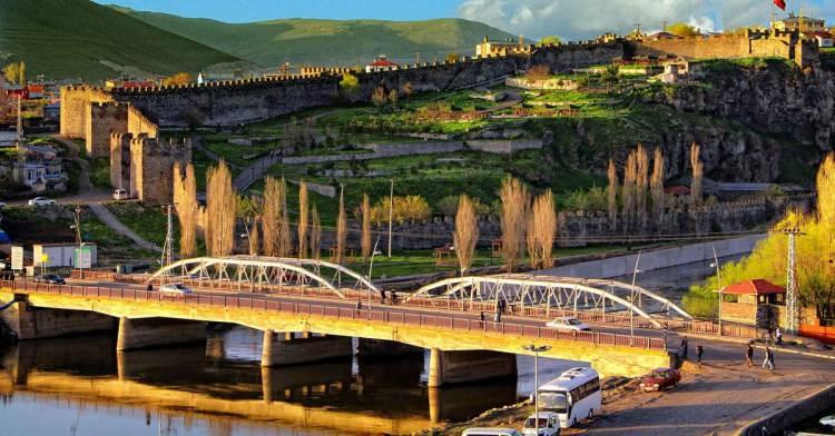 <p><span style="color:#B22222"><strong>ARDAHAN</strong></span></p>

<p><strong>Kadınlarda ortalama yaşam s&uuml;resi: 80,9</strong></p>

<p><strong>Erkeklerde ortalama yaşam s&uuml;resi: 74,8</strong></p>

<p><strong>Ortalama: 77,6</strong></p>

<p><span style="color:#B22222"><strong>IĞDIR</strong></span></p>

<p><strong>Kadınlarda ortalama yaşam s&uuml;resi: 82,0</strong></p>

<p><strong>Erkeklerde ortalama yaşam s&uuml;resi: 76,4</strong></p>

<p><strong>Ortalama: 79,1</strong></p>
