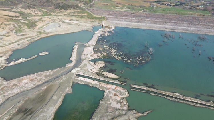 <p>Şişmanlar, Türkmenli Göleti'nde de suyun tamamen tükendiğini belirterek, "Şu anda Marmaraereğlisi bölgesinde yazın kısmi bazı mahallelerde su sıkıntısı yaşadığımız yerdi. Türkmenli Göleti'nde hiç su yok. Şu anda Türkmenli Göleti'ni hiç kullanamadık ama bunlarla ilgili eğer bu kış sezonunda yağış ve kar gelirse ve su birikimi olursa DSİ ve ilgili birimlerle yazışmalarımız devam ediyor. İl Su Kuraklık Komisyonu'nun tekrar toplanmasıyla ilgili talebimiz var. Çalışmalarımız devam ediyor. Öncelikli olarak şehre içme ve kullanma amaçlı suyun verilmesi, sulu tarımın en minimuma indirilmesi yönünde taleplerimiz ve görüşmelerimiz var" diye konuştu.</p>

<p> </p>
