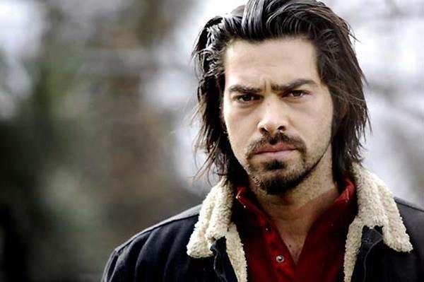 <p><strong>Toplamda 297 bölüm boyunca Arka Sokaklar dizisinde oynayan ünlü oyuncu, bir süredir gözlerden uzak bir yaşam sürdürüyor. </strong></p>
