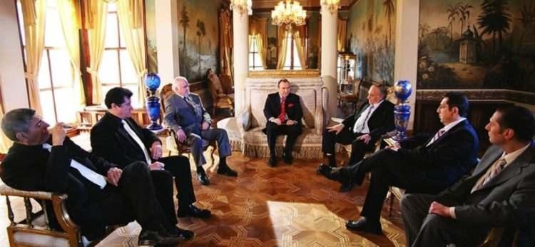 <p><strong>Özgün senaryosuyla adından söz ettiren diziyi özel kılan en önemli detay ise birbirinden ünlü isimleri bir araya getiren yıldız oyuncu kadrosuydu.</strong></p>
