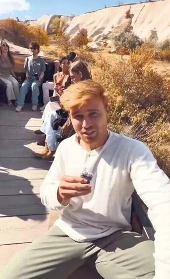 <p><strong>Ardından traktör kasasında Kapadokya'yı gezen Sawyer, yerel halkla da sohbet etti.</strong></p>
