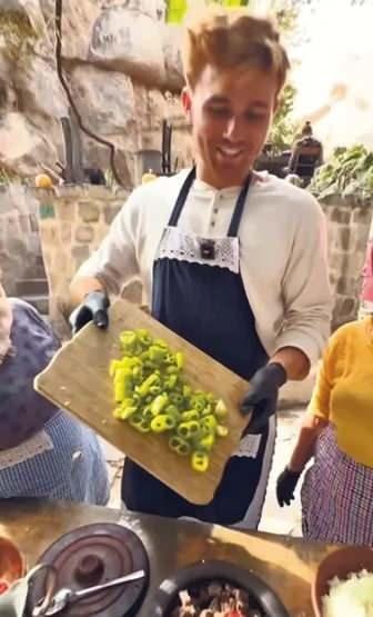 <p><strong>Kadınlarla birlikte mutfağa giren ünlü isim, biber doğramaya yardım ederek et yemeği yaptı.</strong></p>
