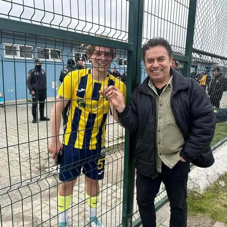 <p>T&uuml;rkiye Futbol Federasyonu (TFF) Profesyonel Futbol Disiplin Kurulu (PFDK), <strong>bahis soruşturması</strong> kapsamında 1024 futbolcudan 282'sinin arasında adı ge&ccedil;en <strong>R&uuml;zgar Derici'ye</strong>, bahis eylemi nedeniyle <strong>FDT'nin 57/2. maddesi</strong> uyarınca takdiren <strong>12 ay hak mahrumiyeti cezası</strong> ile cezalandırılmasına karar verildi.</p>
