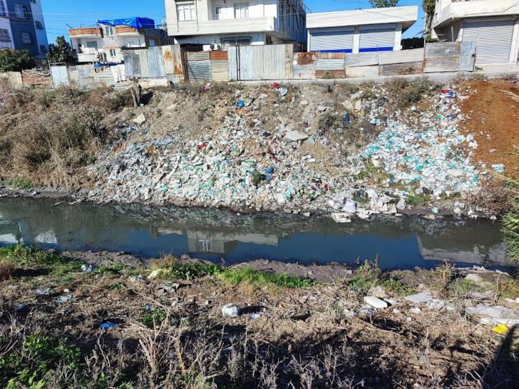 <p><strong><span style="color:rgb(178, 34, 34)">“KOKUDAN AŞIRI DERECEDE RAHATSIZ OLUYORUZ”</span></strong></p>

<p>Mahalle sakini Orhan Yeşil ise <strong>"Dereden dolayı çok rahatsızlık duyuyoruz. Çevrede hayvan besleyenler pisliklerini buraya atıyor. Pazarcılar da gelip çöplerini bırakıyor. Burası aslında bir yaşam alanı ancak çöp alanına dönüşmüş durumda. Buradaki mahalle sakinlerinin hepsi şikayetçi. Kokudan aşırı derecede rahatsız oluyoruz. Misafirlerimiz bu koku nedeniyle bize gelmek istemiyor. Yaz kış fark etmiyor, sinek aşırı fazla. Burası için başvuru yapıldı ancak bir çözüm elde edemedik" </strong>diye konuştu.</p>

<p> </p>
