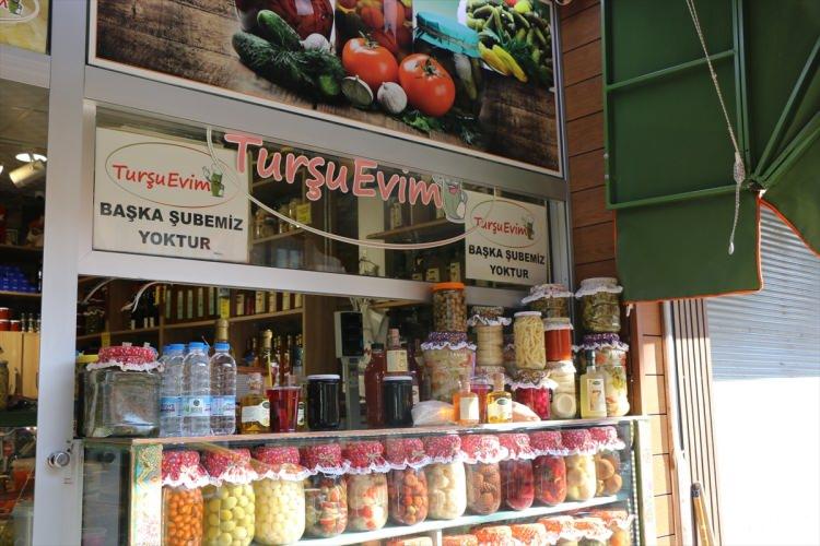 <p><span style="color:#A52A2A"><strong>"TURŞU SUYU LİMONLA DA OLUR SİRKEYLE DE"</strong></span></p>

<p> </p>

<p>Filmdeki çiftin turşu suyunun yapılış tarzından anlaşmazlık yaşadığını hatırlatan Balkandere, şunları kaydetti: </p>

<p> </p>

<p><strong>"Bizimkisi ailevi sebeplerden dolayı ayrılmaya karar verildi. Turşu suyu limonla da olur, sirkeyle de olur. Limon biraz risktir. Sirke her zaman garantidir. Lezzeti her zaman yakalarsın. Limonun içinde bir tanesi çürük çıkarsa bütün ürünü çöpe atmak zorunda kalırsın. Limon tabii değişik bir tat verir. Mutlaka isteyen müşterilerimiz de var ama hem limonlu hem de sirkeli turşu suyunu müşterilerimize ikram ediyoruz."</strong></p>

<p> </p>

<p><span style="color:#A52A2A"><em><strong>KAYNAK: AA</strong></em></span></p>
