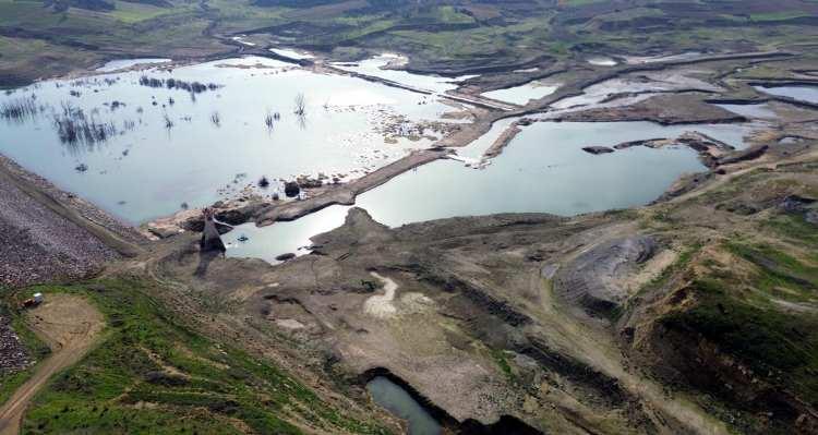 <p>Su seviyesinin yüzde 1'in altına düştüğü barajda, ağaç kökleri ortaya çıktı, adacıklar oluştu. Kuruyan kısımlarda su altında bulunan yapılar ortaya çıktığı baraj dronla görüntülendi.</p>
