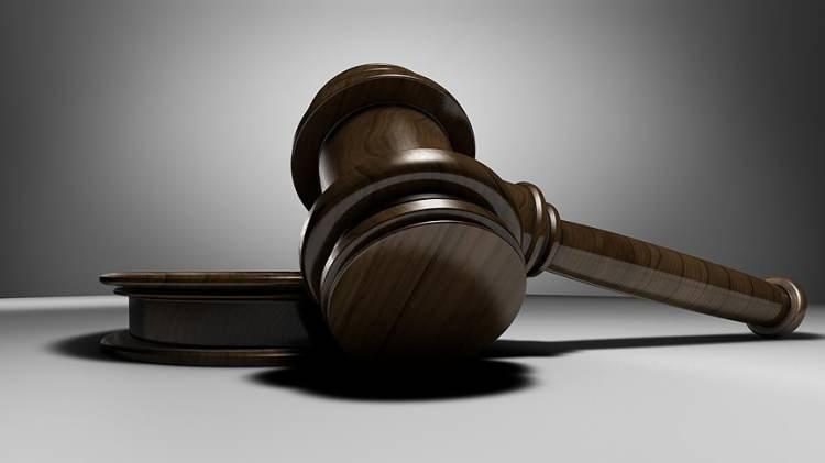 <p>Kayseri 5. Aile Mahkemesi, evlilik birliğinin temelinden sarsılmasında <strong>erkeğin ağır</strong>, kadının ise <strong>az kusurlu</strong> olduğuna karar verdi ve;</p>
